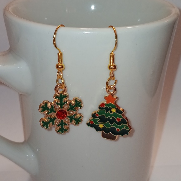 NWT Bundle of Two Pairs of Adorable Gold Christmas Earrings!! - Picture 4 of 7